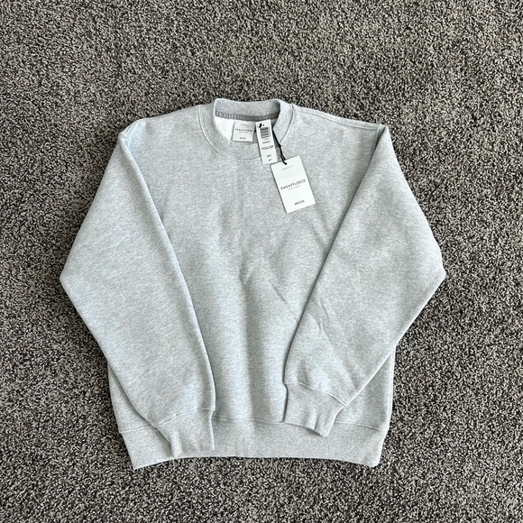 Aritzia Sweatfleece Cozy Fleece Perfect Crew Sweatshirt, heather chrome, size XS - Picture 5 of 5